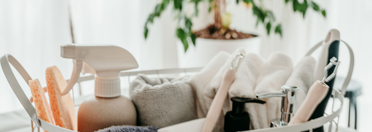 DSC_5917 Korb mit Reinigungsprodukten und Handtüchern im Privathaushalt